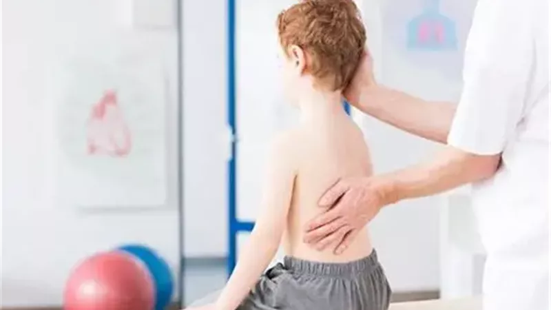 ما هو مرض الجنف عند الأطفال.. وأفضل علاج