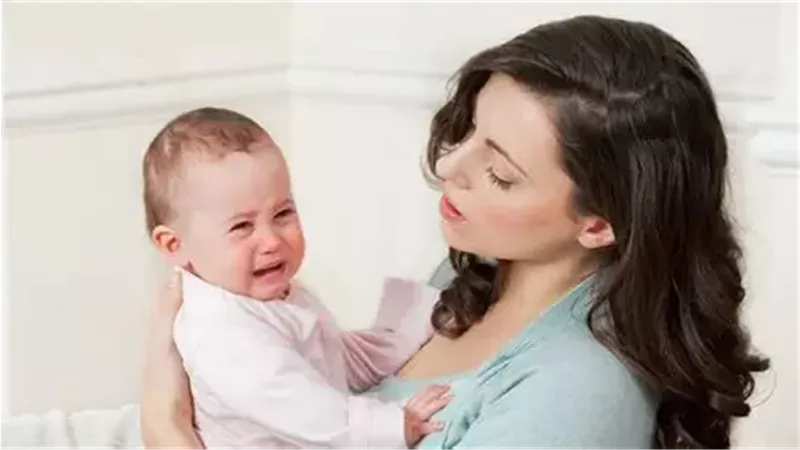 ما هي أسباب وجع الصدر وقلق الأم عند بكاء طفلها الرضيع؟