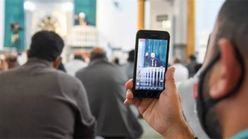 ما حكم تصفح البعض الموبايل أثناء خطبة الجمعة؟  أمين الفتوى يُجيب