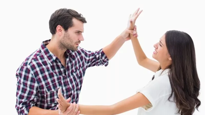 أحب خطيبتي ولكننا نضرب بعضنا عند الغضب.. ما الحل؟