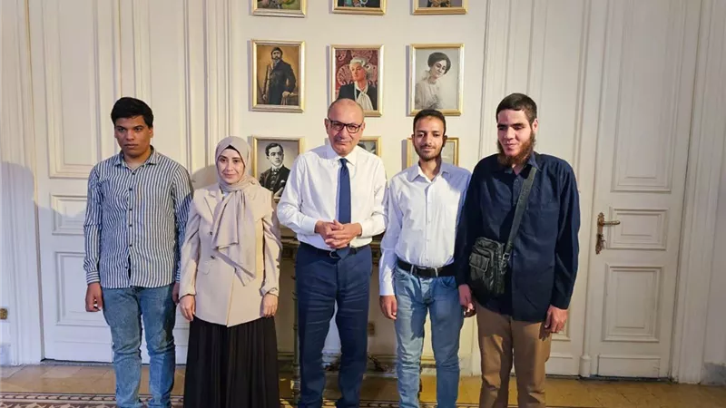 السفير التركي في القاهرة يكرّم ثلاثة طلاب مكفوفين لتفوّقهم في تعلم اللغة التركية