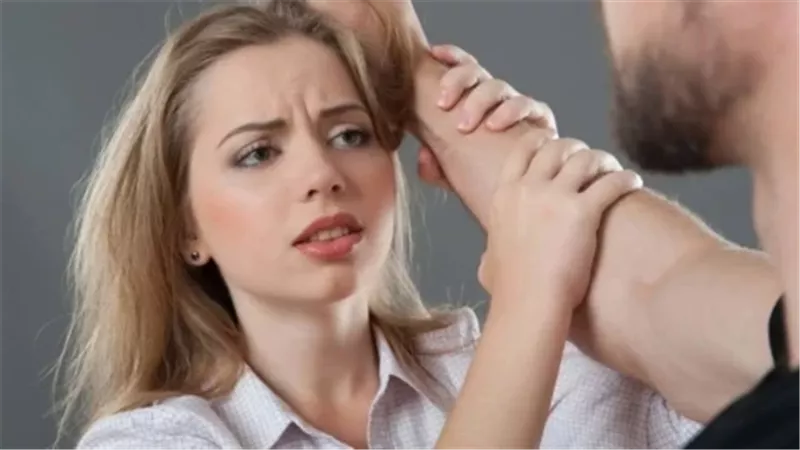 خطيبي اعتدى عليّ بعد كتب كتابي.. ماذا أفعل؟ 