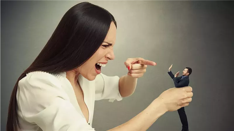 سيدة: سخرت من شكل زوجي أمام أصدقائه فطلقني.. فهل أستحق ما حدث؟
