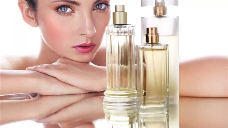 روائح جذابة تعكس أنوثتك ..  أحدث العطور النسائية لخريف 2025