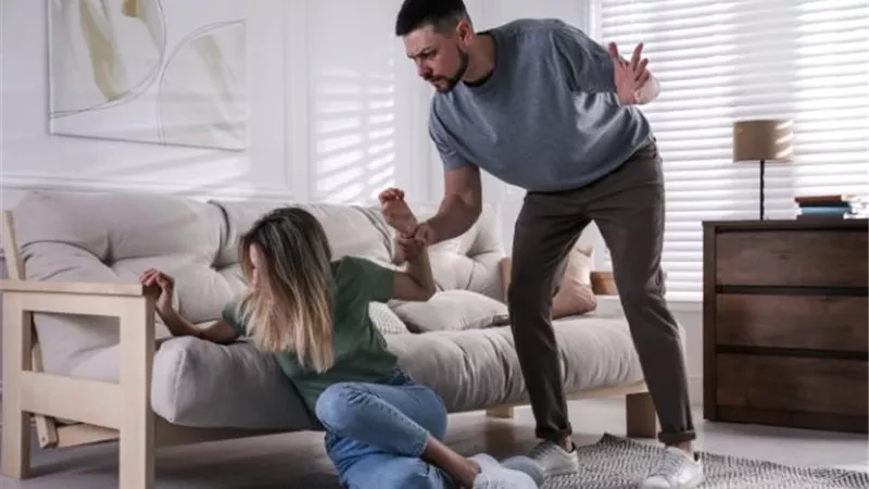 كيف يكون التهديد أحد الأسباب التي تجعل المرأة تستمر مع الزوج العنيف؟ 
