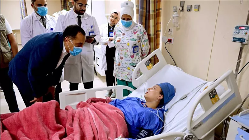 رئيس الوزراء يتفقد مستشفى دار صحة المرأة والطفل (صور)