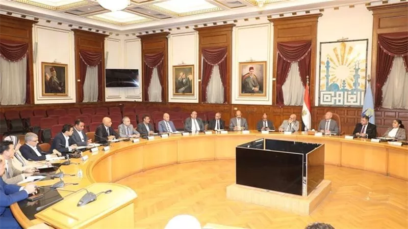 محافظ القاهرة يبحث مع الغرفة التجارية واتحاد الصناعات آليات ضبط الأسعار