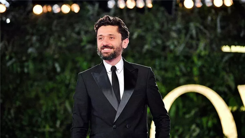 كريم محمود عبدالعزيز يثير الجدل برسالة غامضة.. ودينا الشربيني ترد بمنشور لافت