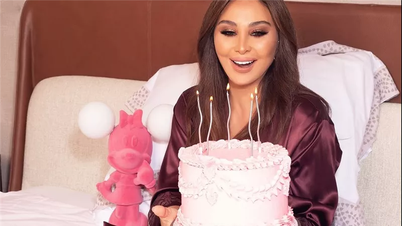 إليسا تحتفل بعيد ميلادها وسط النجوم.. ولقطتها مع كريم فهمي تشعل السوشيال