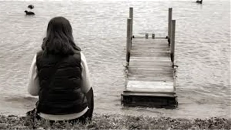 أشعر أنني بلا قيمة ولا أصدقاء في الجامعة.. ماذا أفعل؟