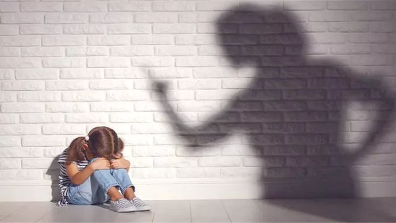 6 سلوكيات تصدر من الأم تجاه طفلها تتسبب له في متاعب نفسية 