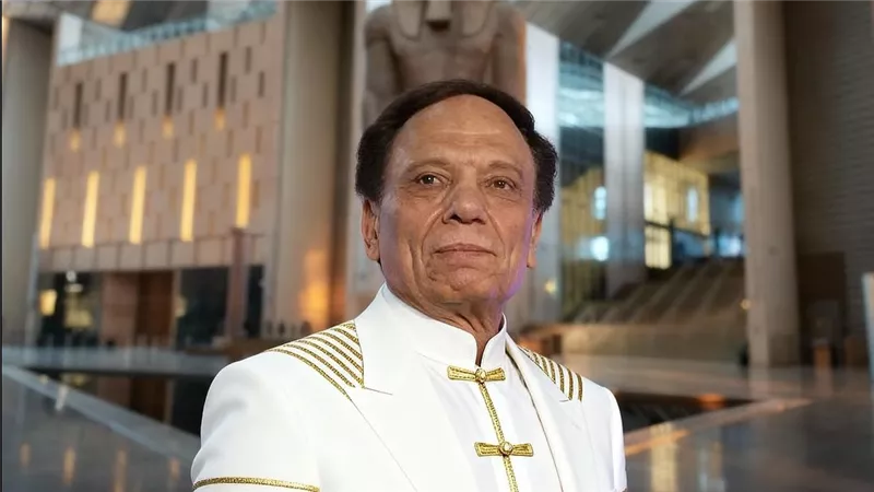 عادل إمام يتجول بالمتحف المصري الكبير.. هل يظهر بحفل الافتتاح؟