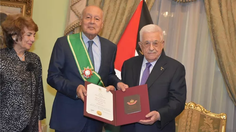 أبو الغيط يتقلّد «الوشاح الأكبر – نجمة فلسطين» من الرئيس أبو مازن