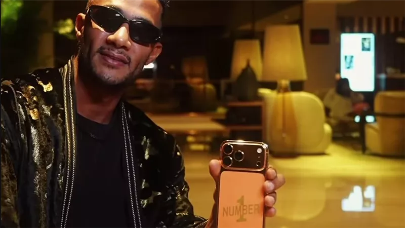 محمد رمضان يتلقى هاتفًا ذهبيًا محفورًا عليه “Number 1” ويثير الجدل 