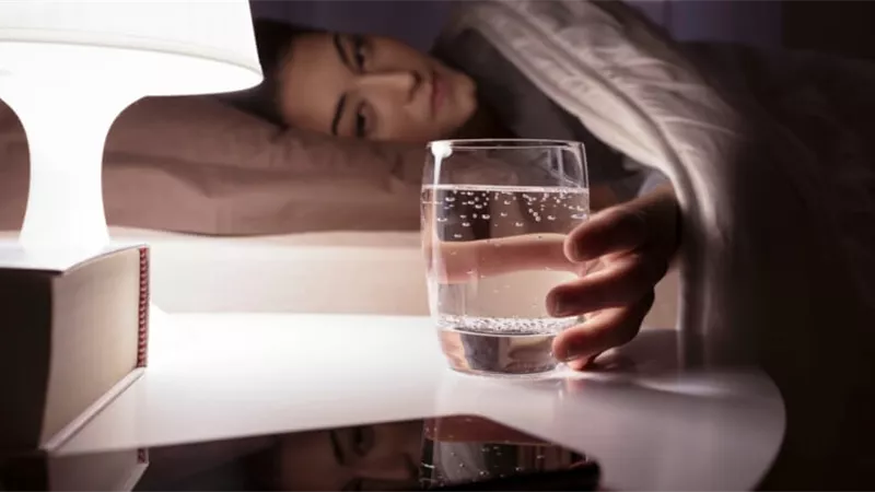المخاطر الصحية لشرب الماء قبل النوم مباشرة.. 4 أضرار يجب الانتباه إليها