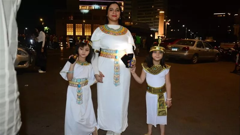 جاءت من الإمارات.. سيدة تبهر الحضور بإطلالة فرعونية مع طفليها في افتتاح المتحف الكبير