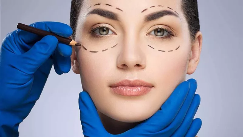 هل يجوز إجراء عمليات التجميل شرعًا؟   أمينة الفتوى توضح