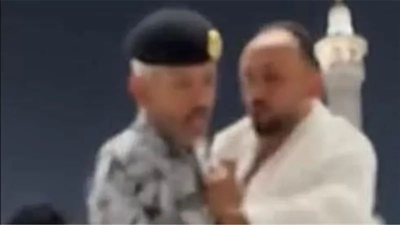 فرد أمن سعودي يعتدي على سيدة معتمرة ومعتمر بالضرب داخل الحرم المكي (فيديو)
