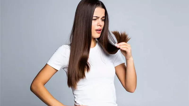 لا تفعلي ذلك بشعرك.. 10 أخطاء ترتكبيها تؤدي إلى تلفه