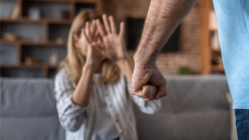 زوجي ضربني حتى نزفت وأخذ ذهبي.. وأريد العودة له
