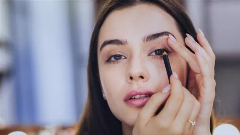 5  نصائح لمنع سيلان الكحل تحت العين لمكياج ثابت وجذاب يدوم طويلاً