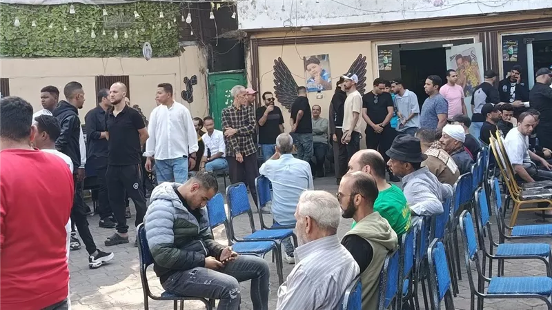 نجوم الفن في انتظار تشييع جنازة المطرب إسماعيل الليثي والعزاء في إمبابة