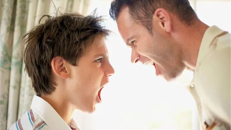 10 أسباب تدفع بابنك إلى العقوق.. ما الحل؟