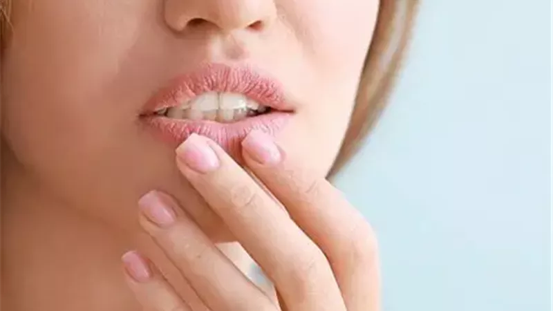 6 أسباب لحدوث تشققات بالشفاه في الشتاء.. وطرق العلاج 