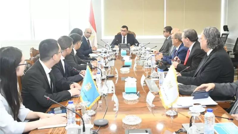 وزير الإسكان يلتقي وفداً من شركة جيانجسو فينجاي الصينية لبحث  ملف تحلية مياه البحر