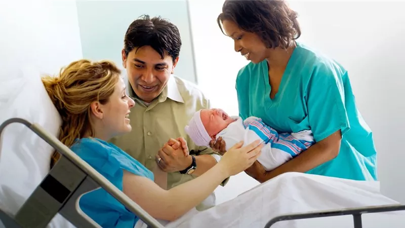 الأزواج عُرضه لاكتئاب ما بعد الولادة أكثر من الزوجة.. ما السبب؟