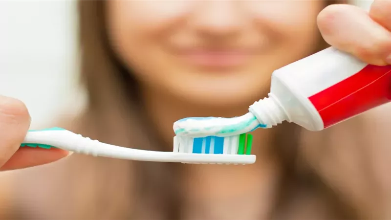 هل يؤدي الاستخدام المفرط لمعجون الأسنان إلى تلف مينا الأسنان؟ 