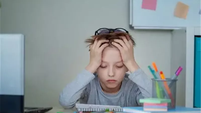 الكسل ليس من بينهم... 5 أسباب وراء بطء طفلك في أداء مهامه
