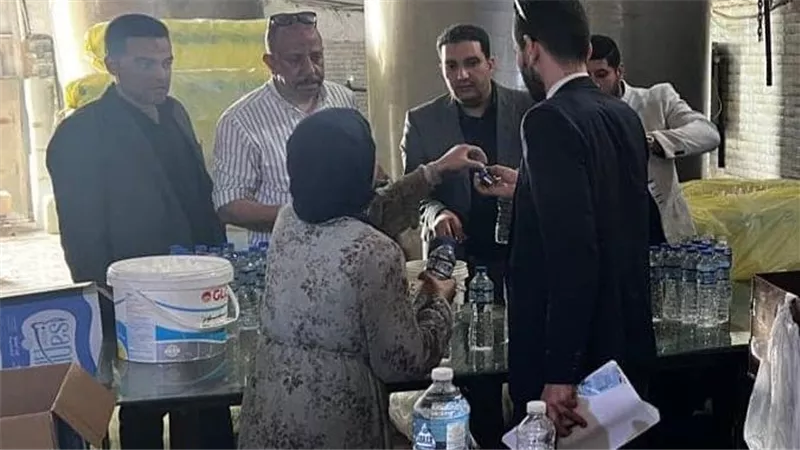  ضبط محطة غير مرخصة لتعبئة المياه المعدنية تستخدم علامات تجارية شهيرة (صور)
