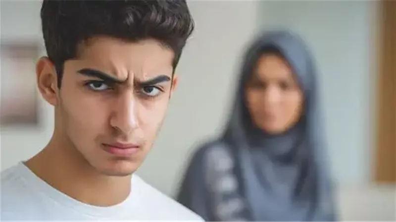 10 تصرفات تُثير غضب إبنك المراهق.. تجنبي هذا الفعل أمام أصدقائه