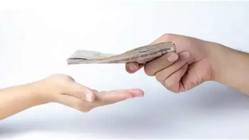 أهل زوجي وأصدقائه يستغلونه ماديًا.. كيف أتصرف؟ 