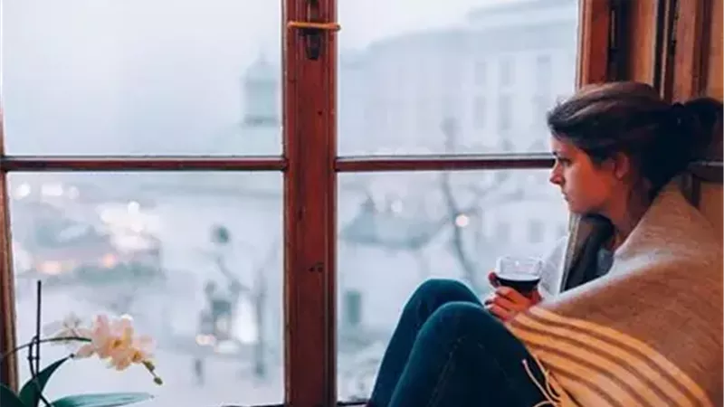  6 أعراض تكشف إصابتك باكتئاب الشتاء .. ما هي أسبابه وطرق العلاج؟ 