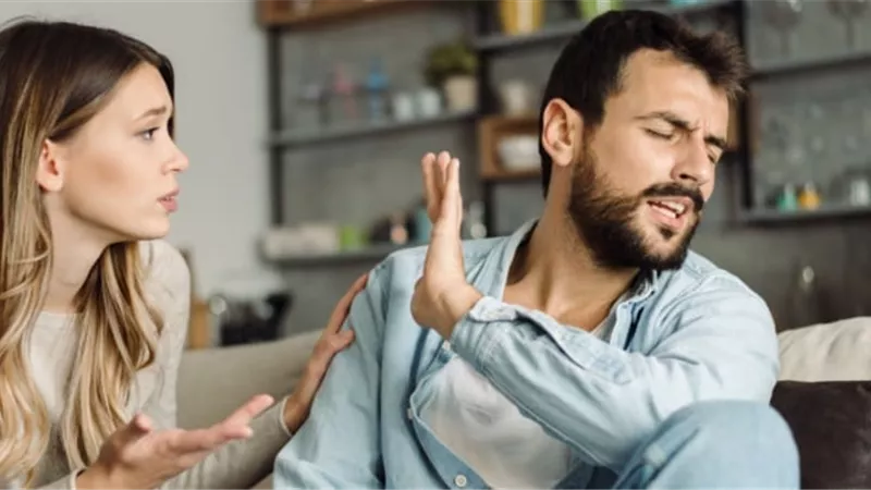 للزوجات ..10 علامات صامتة تكشف عدم حب  زوجك لك 