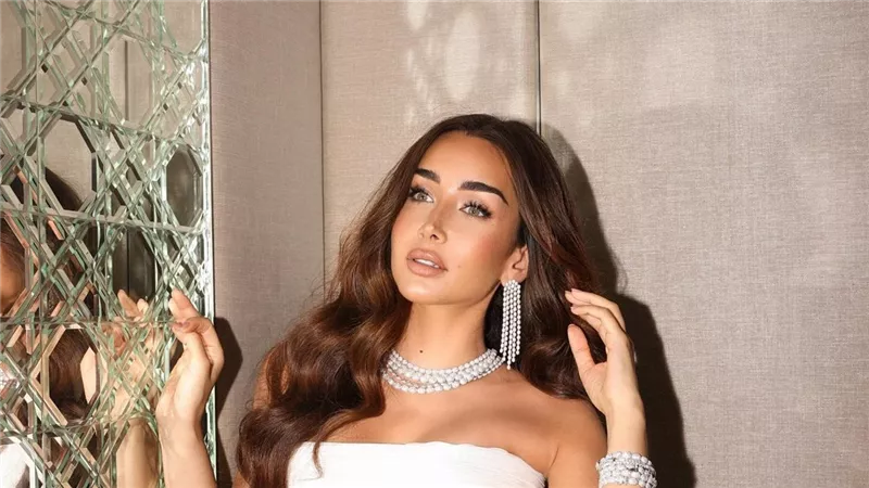 هنا الزاهد سفيرة لـ APM Monaco وتخطف الأنظار في دبي بإطلالة فاخرة