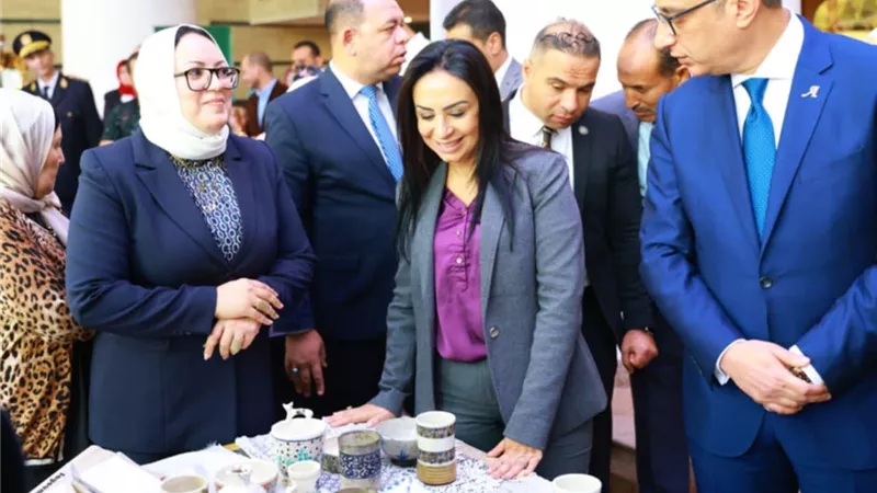 وزيرة التضامن تشيد بمعرض «كنزي» للحرف اليدوية في الفيوم