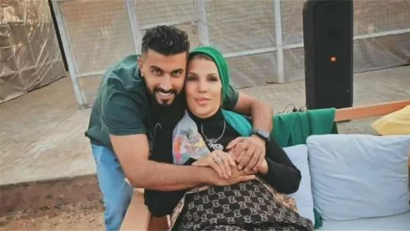 محمد سامي يحتفل بفوز والدته بعضوية مجلس النواب