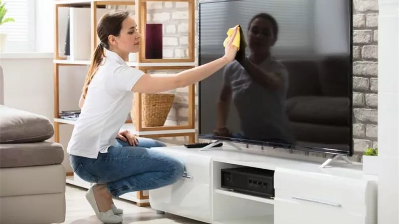 لأمانك وسلامة شاشة تليفزيونك.. خطوات بسيطة لتنظيفها من أصعب البقع