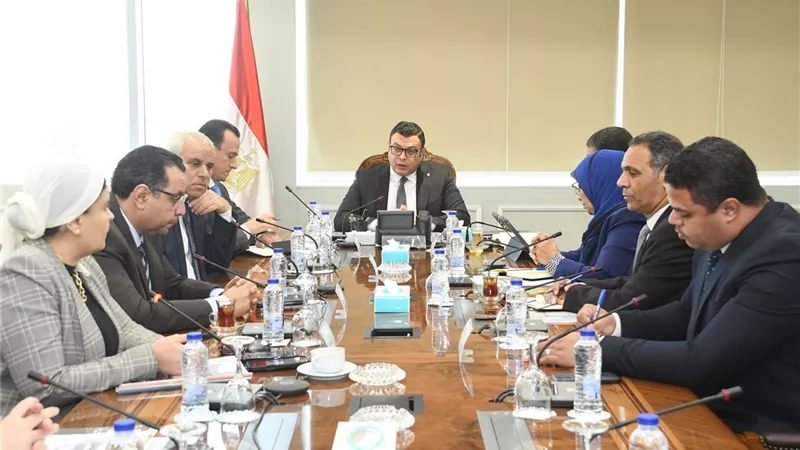 وزير الإسكان يتابع الاشتراطات والضوابط والمعايير الخاصة بالإعلانات على الطرق العامة والمحاور