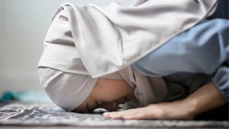   هل نسيان أو ترك سجود السهو يبطل الصلاة؟.. «الإفتاء تُجيب »