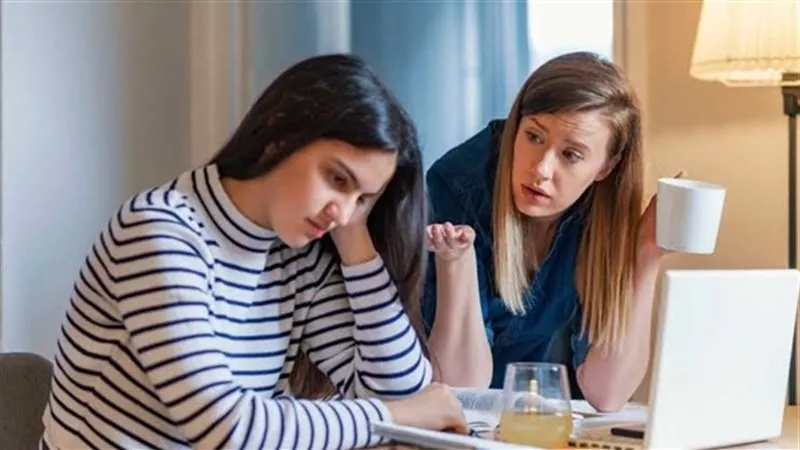 رسائل خطيب ابنتي لي تقلقني.. ماذا أفعل؟