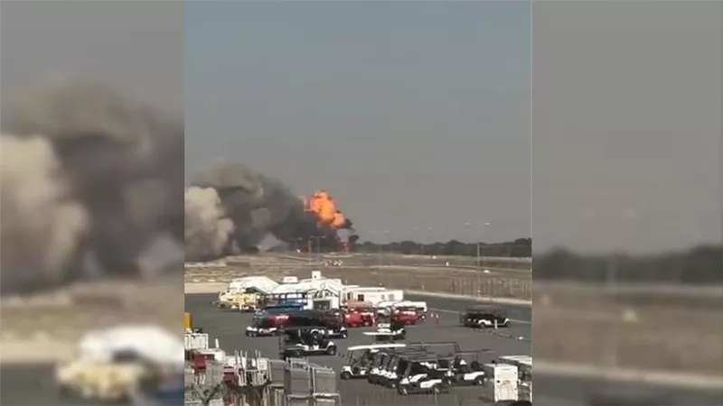 خلال عرض جوي.. وفاة طيار هندي تحطمت طائرته بمعرض دبي للطيران