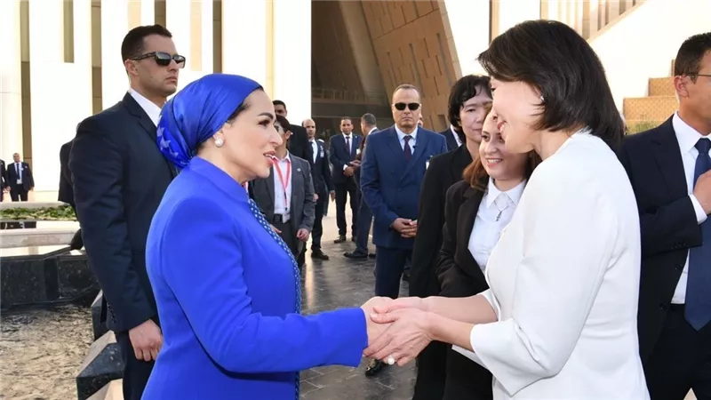 السيدة انتصار السيسي تصطحب قرينة رئيس كوريا الجنوبية في جولة بالمتحف المصري الكبير (صور)