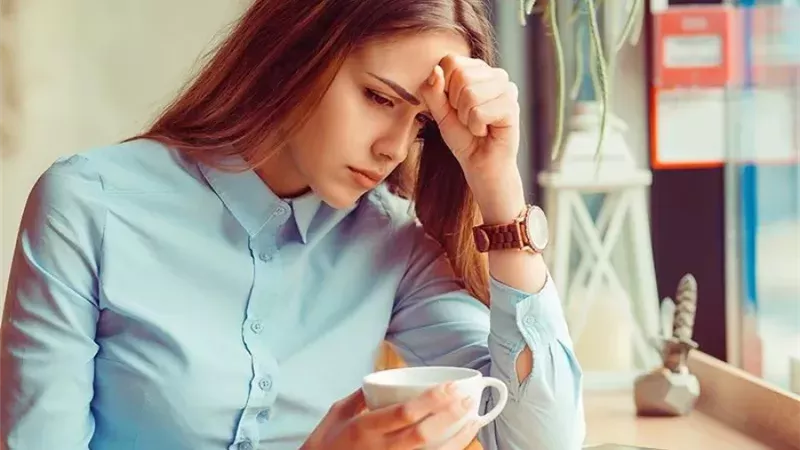 أشك أن خطيبي معجب بأختي.. ماذا أفعل؟