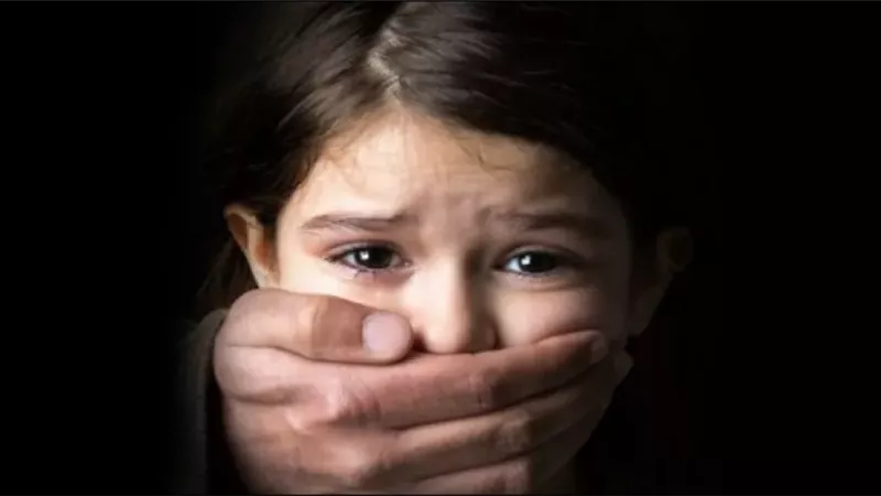 حكم بقضية الطفلة آيسل يُشعل مواقع التواصل.. جدل واسع حول قانون الطفل