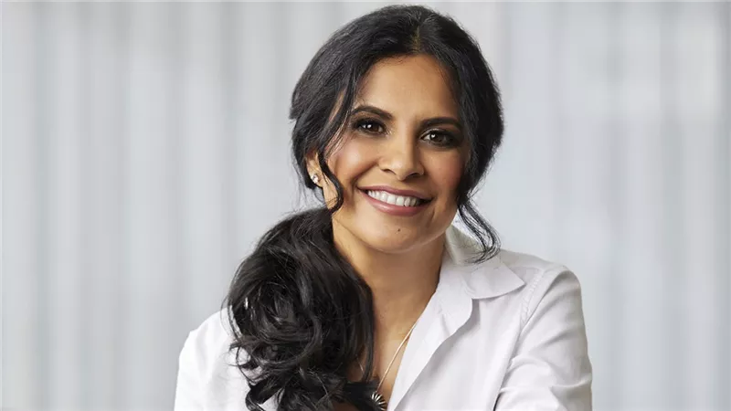 اليمنية زهرة الحرازي | مؤسسة ومديرة شركة Foundry Communications الكندية