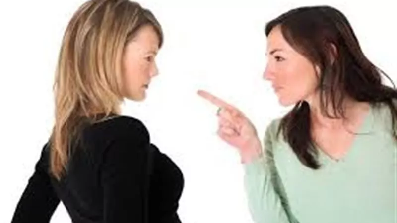 أخت زوجي تريدني خادمة لابنتها.. كيف أضع حدودي؟